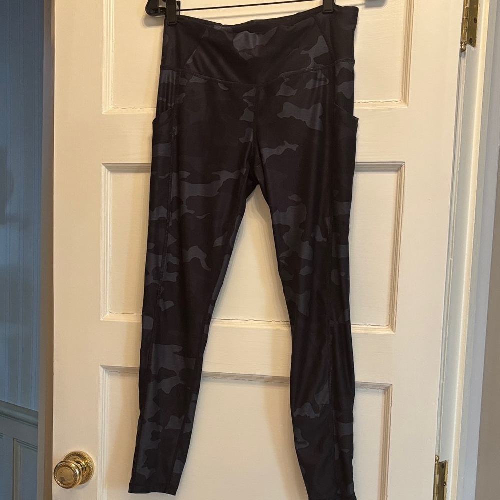 Prana Dark Gray/Black Camo Leggings Size M